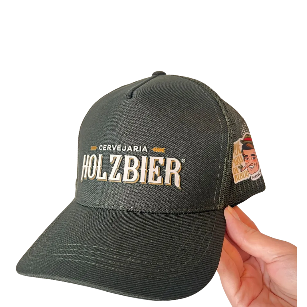 Boné Holzbier estilo trucker com aba firme, tela traseira e logo em alto relevo