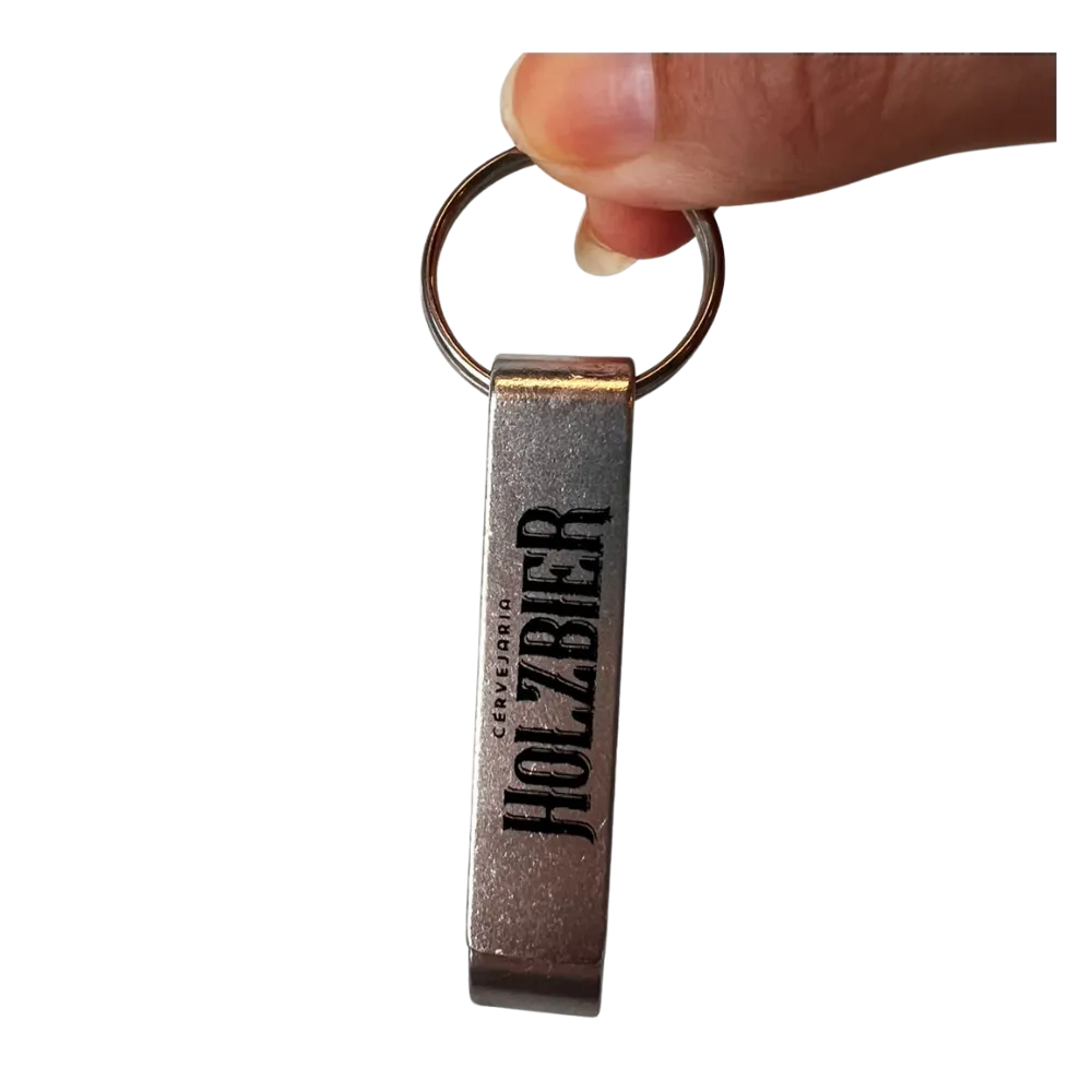 Chaveiro metálico retangular Holzbier com abridor de garrafa integrado