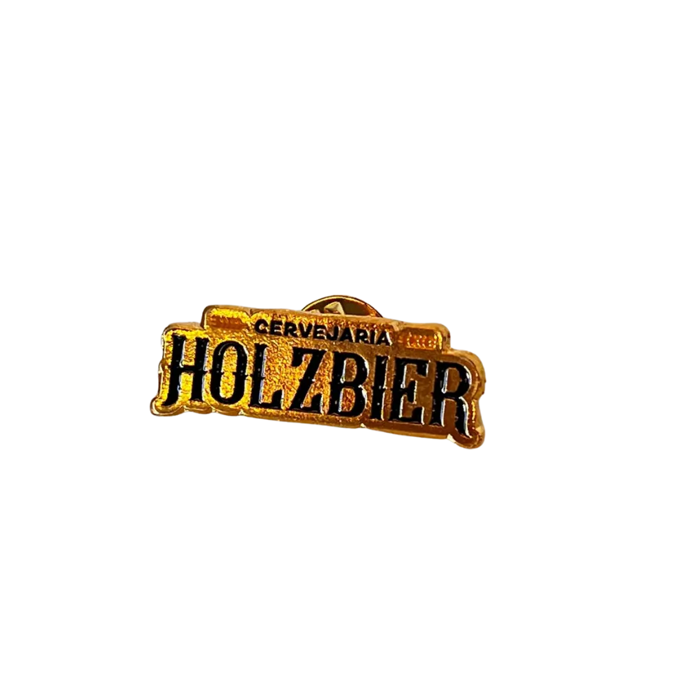 Pin Holzbier em metal dourado com logo oficial da Cervejaria Holzbier